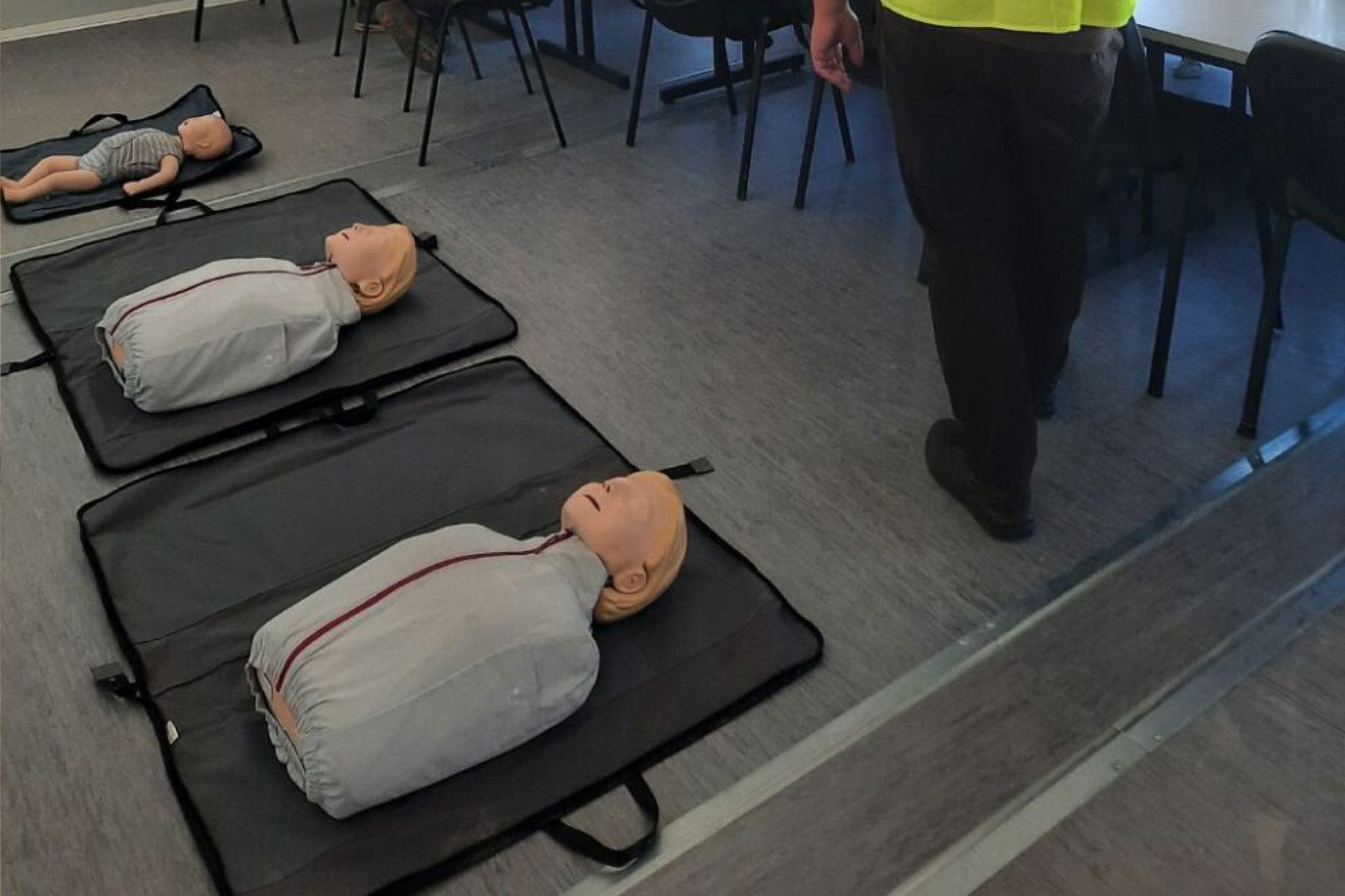 Fantom dorosłego, dziecka i niemowlęcia przygotowane do szkolenia z pierwszej pomocy w sali wykładowej